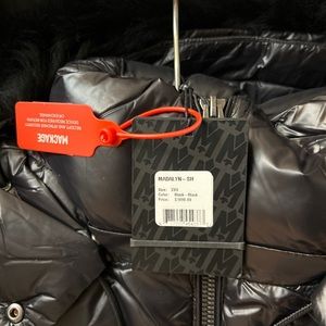 MADALYN 
Light nano down jacket
100% recycled down
Lustrous nylon black.